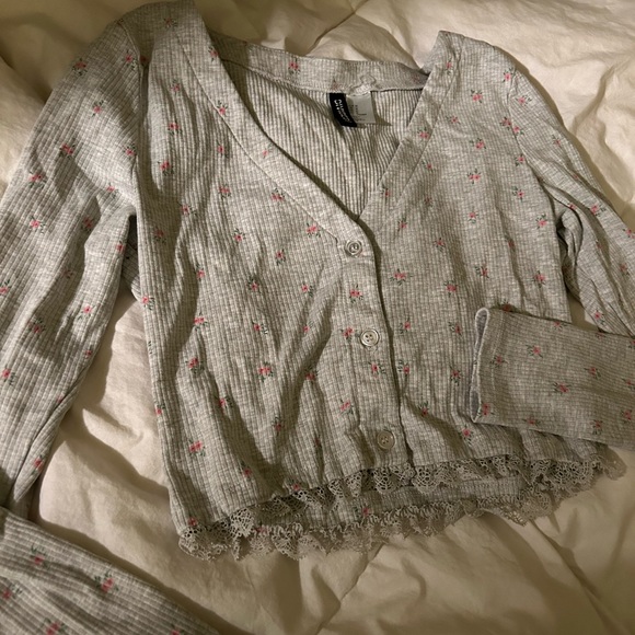 Gray Floral Sweater - Picture 3 of 6